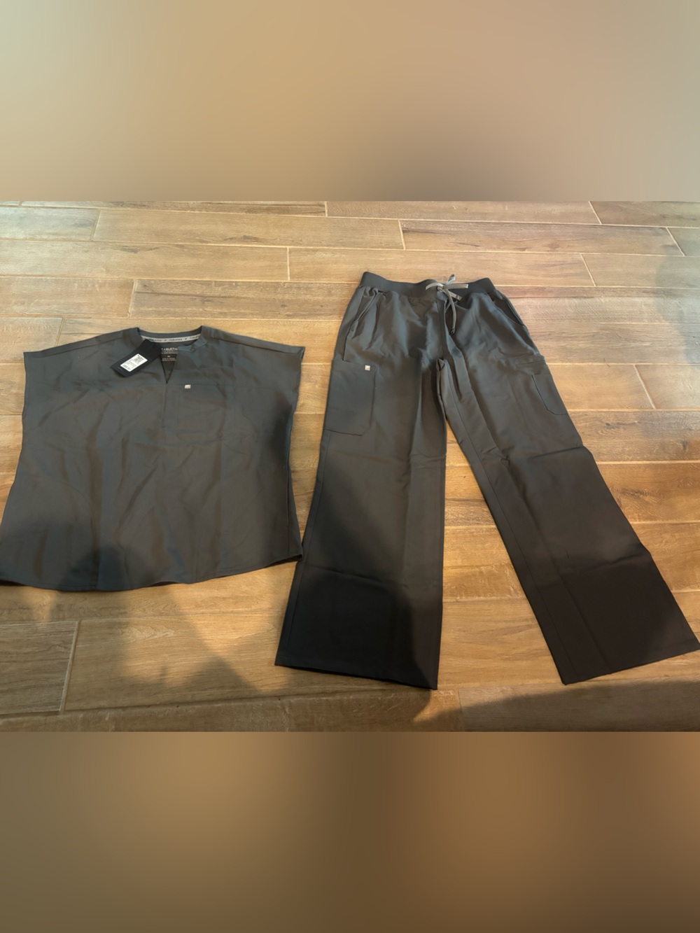NWT Fabletics EvolveGray womens Scrubs Set Top size M & Pants size L